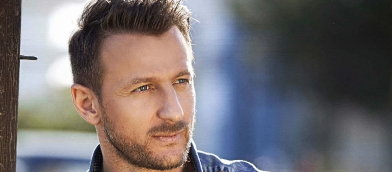 Κώστας Καραφώτης: «Δεν είμαι ούτε ορκισμένος εργένης ούτε υπέρ του γάμου είμαι κάπου στη μέση» (βίντεο)